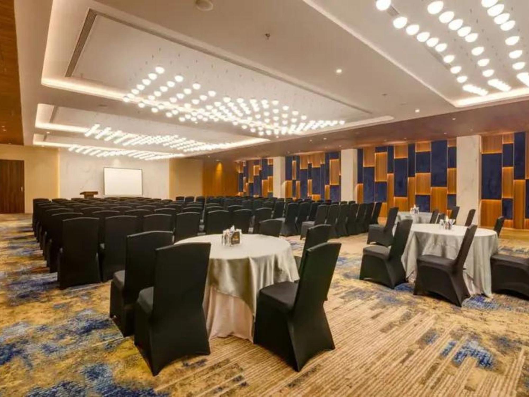 The Amore Surat Otel Dış mekan fotoğraf
